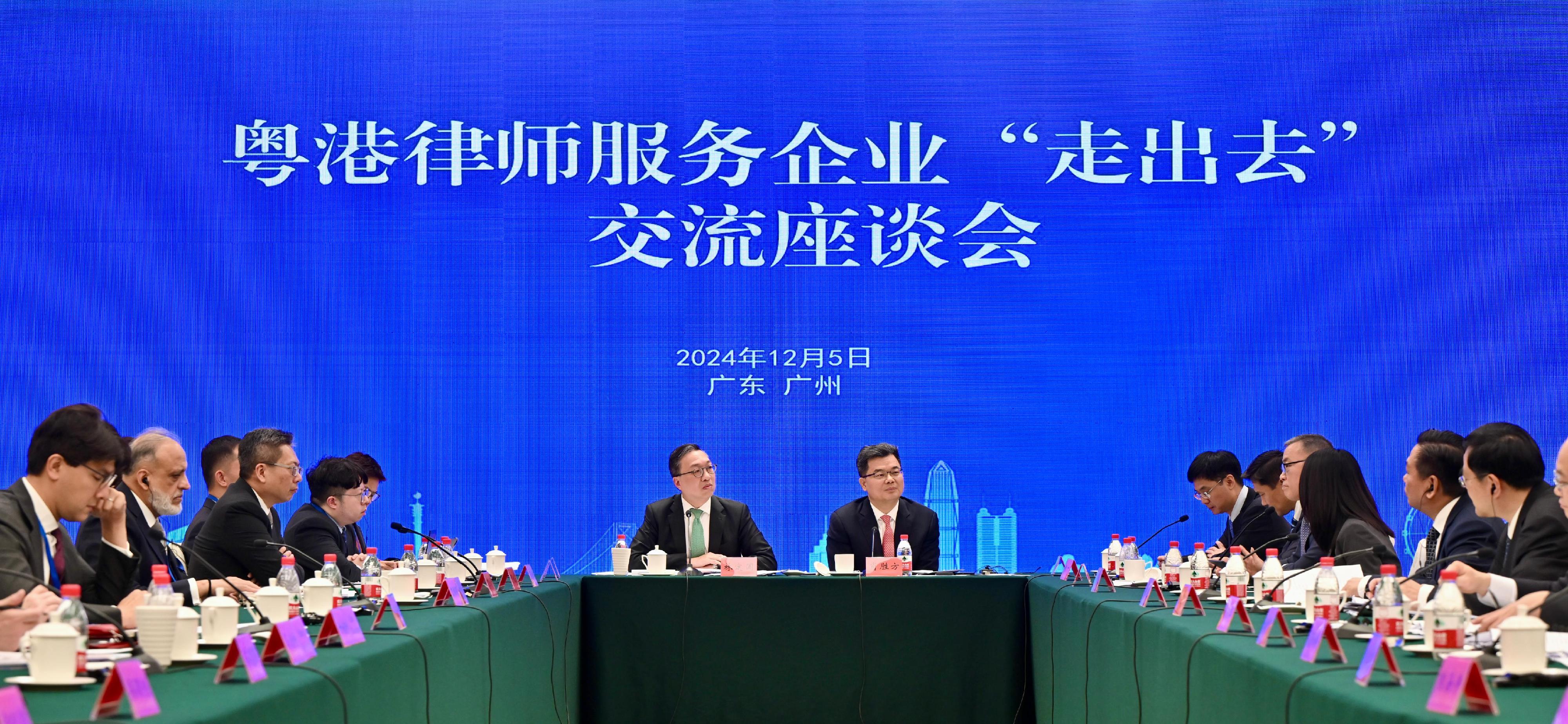 律政司司长林定国资深大律师今日（十二月五日）率领超过三十名香港涉外法律人才代表，展开粤港澳大湾区内地城市访问行程。图示林定国（中左）和代表团与广东省律师协会会长肖胜方（中右）连同广东省法律及企业代表会面。