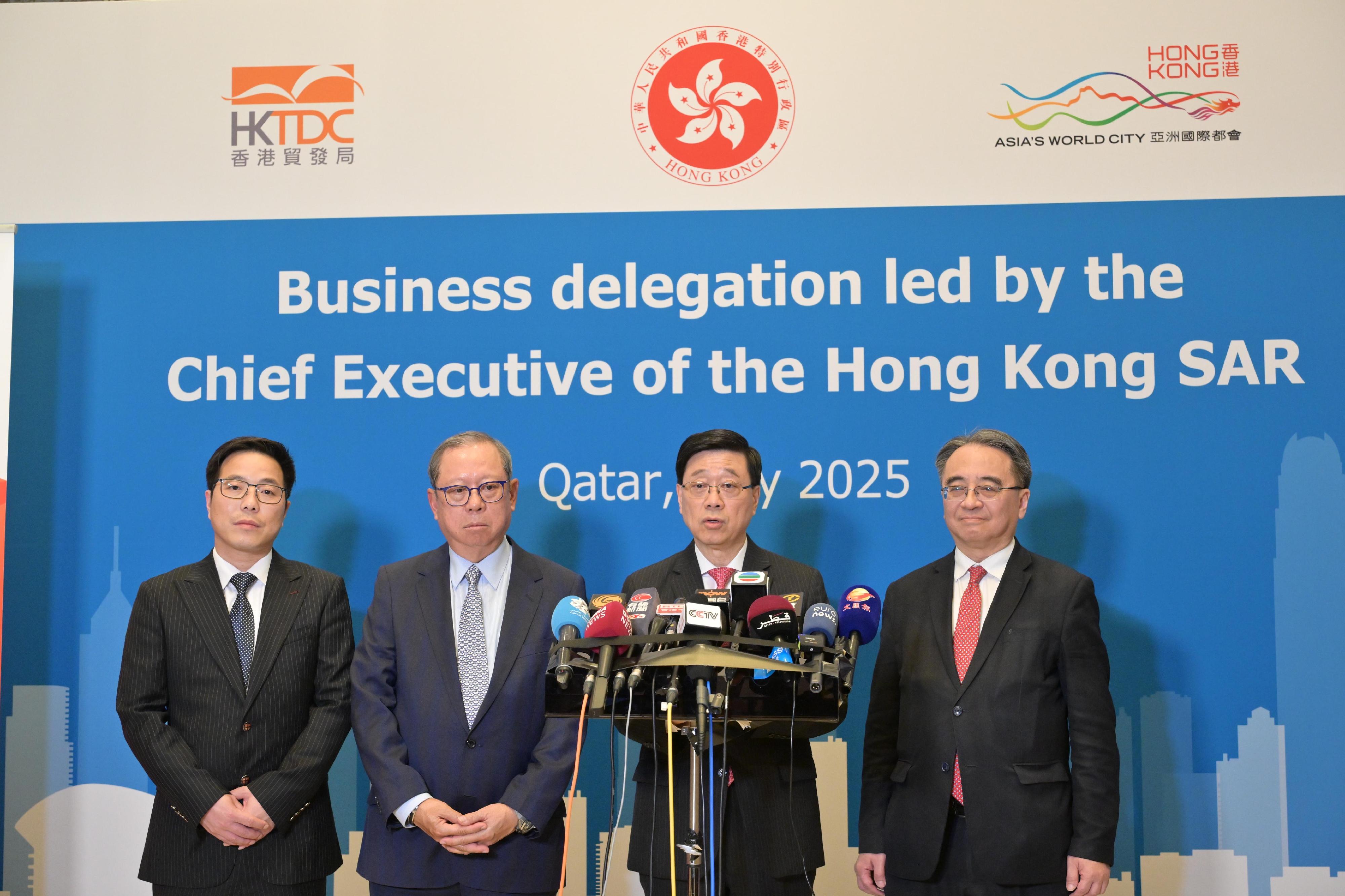 行政长官李家超（右二）今日（五月十二日）联同香港贸易发展局主席林建岳博士（左二）、香港铁路有限公司行政总裁金泽培博士（右一）和江苏路宜投资有限公司董事长尹海杰（左一）在卡塔尔会见传媒。