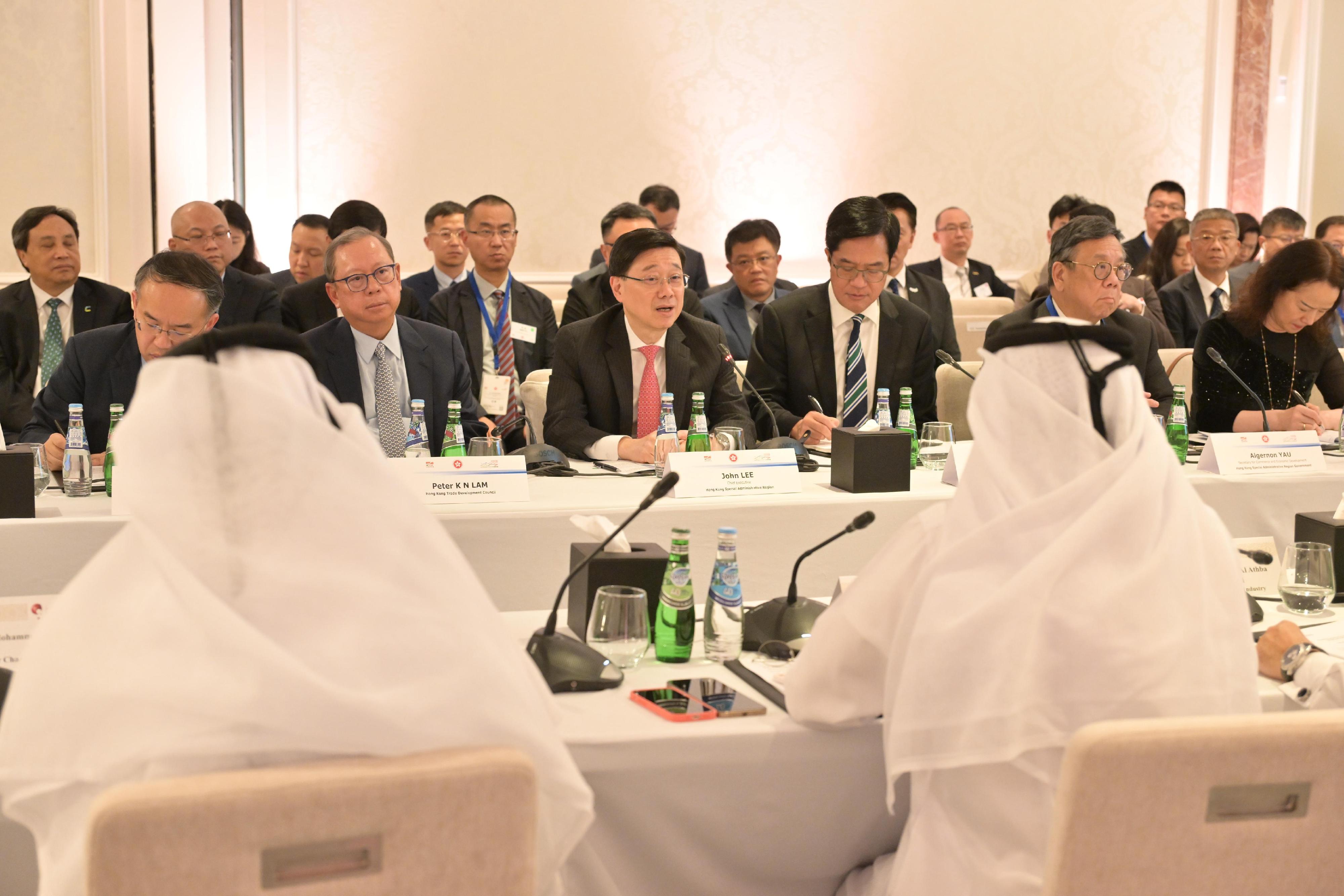 行政长官李家超（前排左三）今日（五月十二日）在卡塔尔与卡塔尔工商会进行圆桌会议。