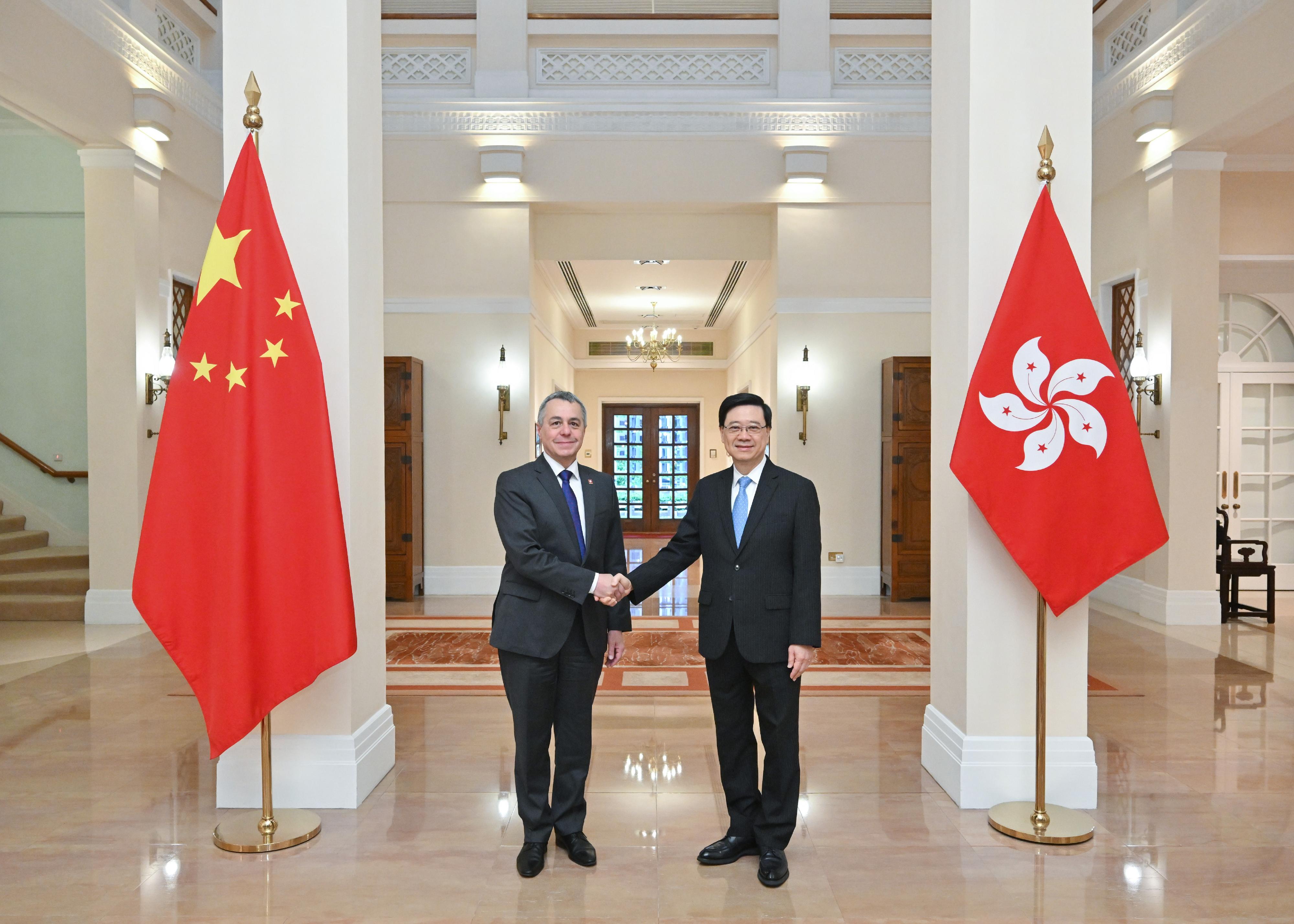 行政长官李家超（右）今日（五月三十日）与瑞士联邦委员兼外长卡西斯（左）会面。