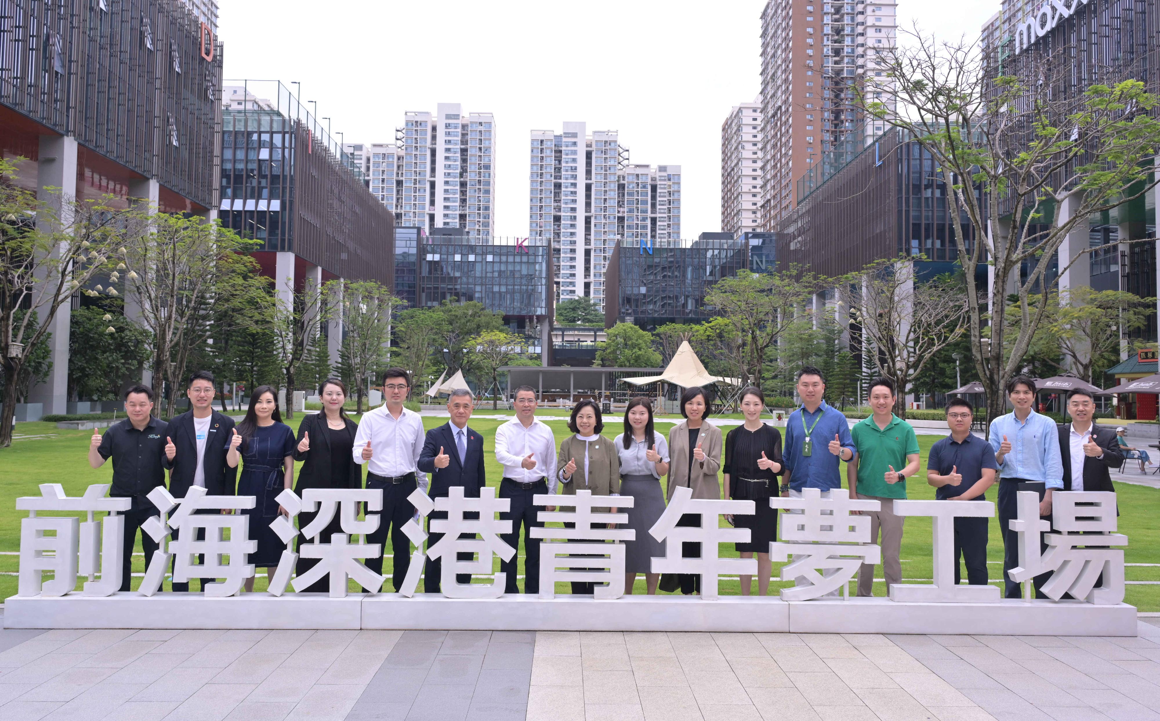 民政及青年事务局局长麦美娟今日（六月三日）到访前海深港青年梦工场。图示麦美娟（左八）与深圳市前海深港现代服务业合作区管理局和梦工场代表合照。


