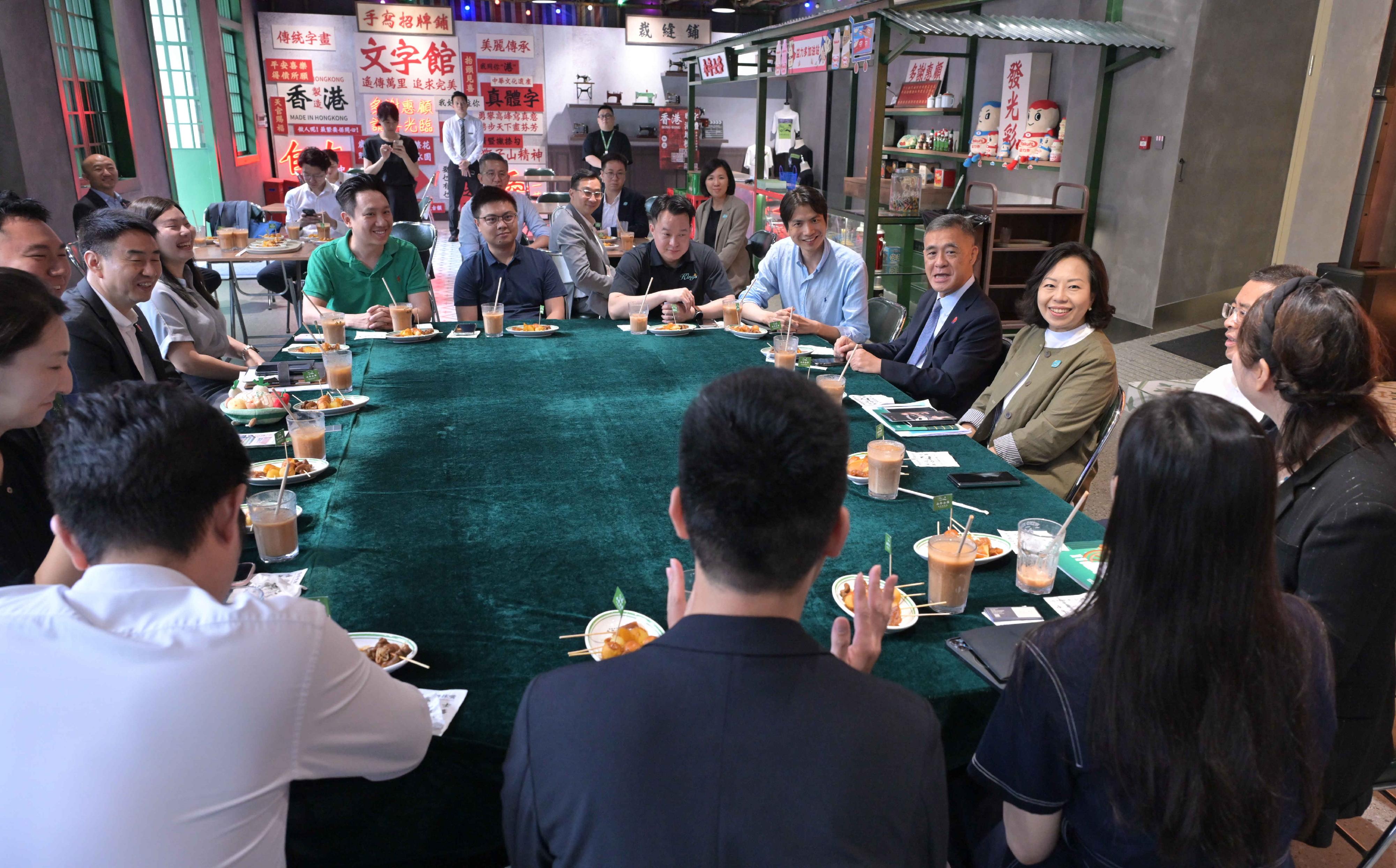 民政及青年事务局局长麦美娟今日（六月三日）到访前海深港青年梦工场。图示麦美娟（右三）与进驻梦工场的香港青年交流。







